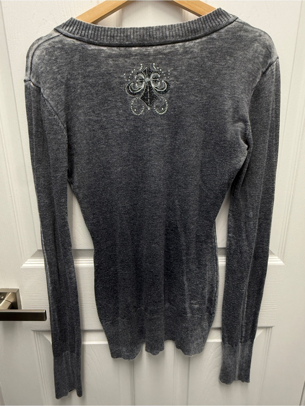 Affliction Gray V-Neck Cross Embellished Long Sleeve Top Medium EUC - Picture 4 of 5